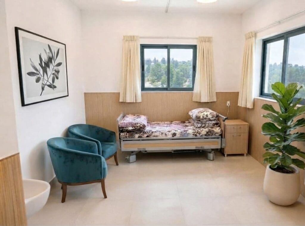 חדר יחיד בסניף מוצא עם מיטה סיעודית, כורסה וחלונות אל הנוף